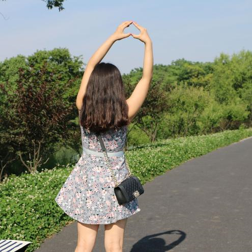 女人避開男人目光原因，女人有意避開你的目光眼神