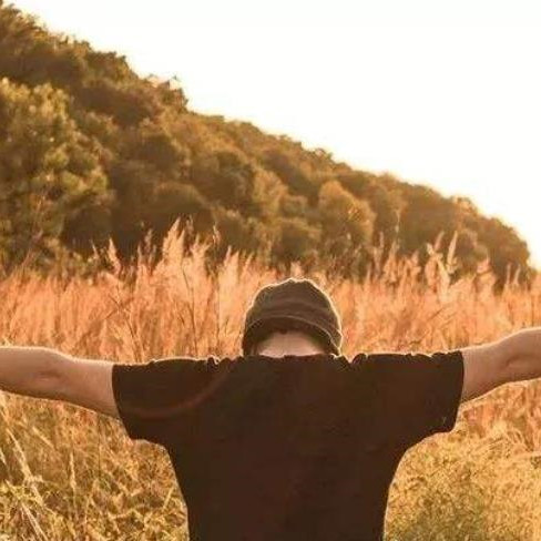 怎樣判斷男人已經(jīng)放下一段感情了，男人放下一段感情的5個(gè)表現(xiàn)