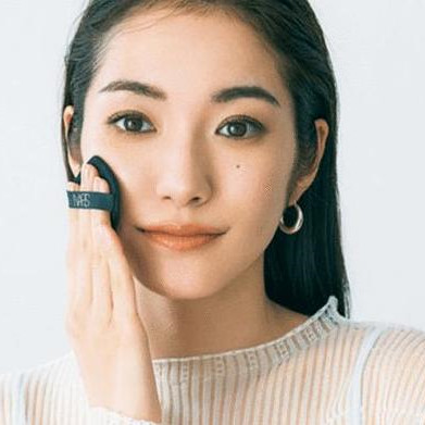 干皮不用散粉怎么定妝，干皮定妝用散粉好還是定妝噴霧好