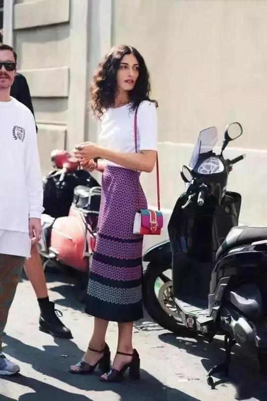 你那件白T恤，怎么搭裙子最時髦？