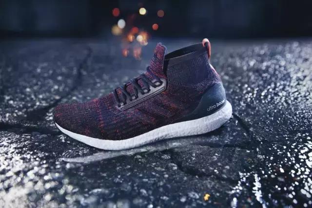 這下 OK 了，秋冬你也可以穿著 adidas UltraBOOST 咯