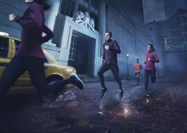 這下 OK 了，秋冬你也可以穿著 adidas UltraBOOST 咯