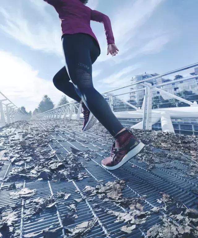這下 OK 了，秋冬你也可以穿著 adidas UltraBOOST 咯