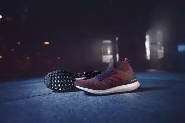 這下 OK 了，秋冬你也可以穿著 adidas UltraBOOST 咯