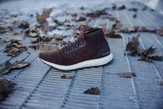 這下 OK 了，秋冬你也可以穿著 adidas UltraBOOST 咯