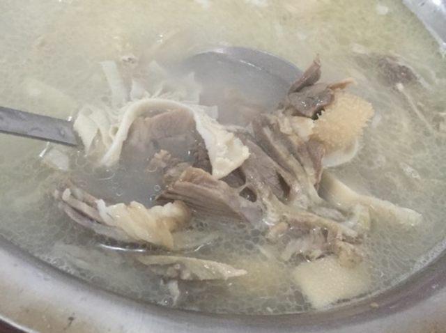 羊肉湯里煮上一盤(pán)豌豆尖，萬(wàn)般愁?lèi)灦既谠跐L燙的湯里了