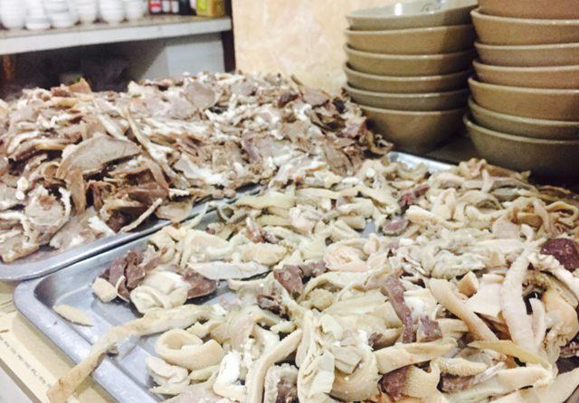 羊肉湯里煮上一盤(pán)豌豆尖，萬(wàn)般愁?lèi)灦既谠跐L燙的湯里了