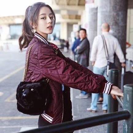 迪麗熱巴街拍吸引人 靈氣大眼睛隨意一瞥讓人心動(dòng)??！