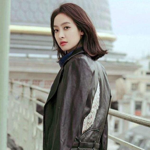 宋茜巴黎唯美街拍 活力帥氣卻又不失甜美