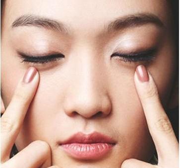為什么你的眼部總是長脂肪粒？看看大神的巧妙做法