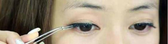 女子化妝熱迪麗熱巴妝，表示關(guān)曉彤心機(jī)很重，只會(huì)給鹿晗招黑