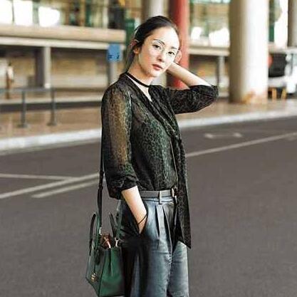 明星街拍大比拼，楊冪卻將“凍齡美女”玩到飛起
