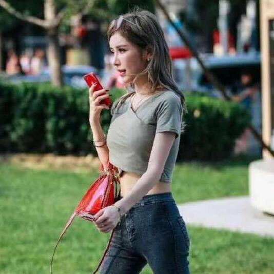 牛仔褲搭配露腰上衣美到?jīng)]好友 身體好到爆炸
