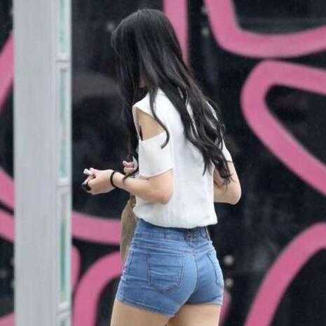 路人街拍牛仔褲南瓜臀 短褲穿出妙齡美少女范兒！