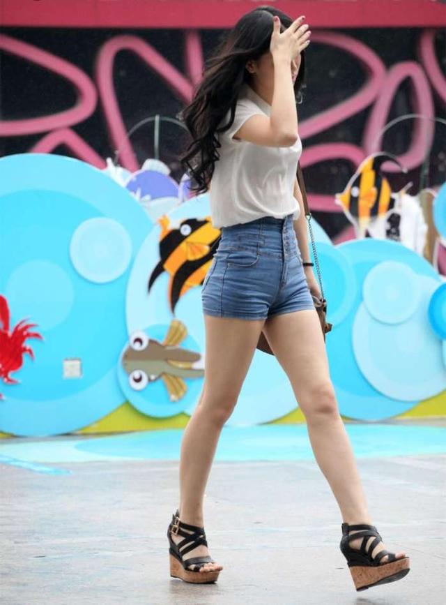路人街拍，水蛇腰極品南瓜臀普通短褲穿出女神范兒妙齡美少女！