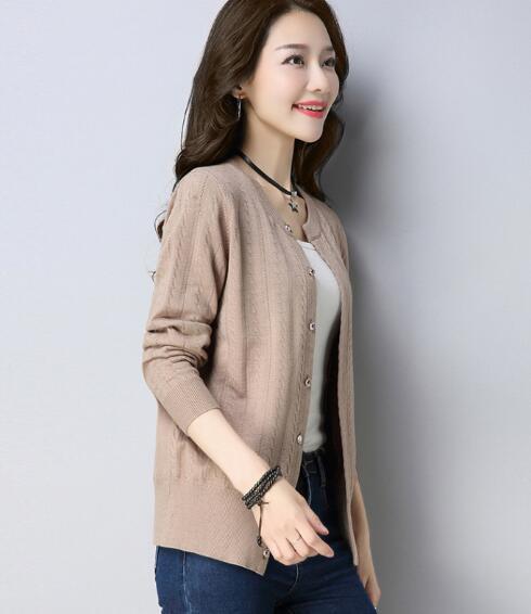 36歲王鷗現(xiàn)身機(jī)場(chǎng)，開(kāi)衫配牛仔褲，竟這么美，這種搭配你也能試試