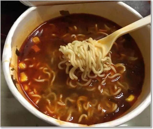 長(zhǎng)肉最“狠”的4種主食，泡面不是第一，這個(gè)美食最容易讓你變胖