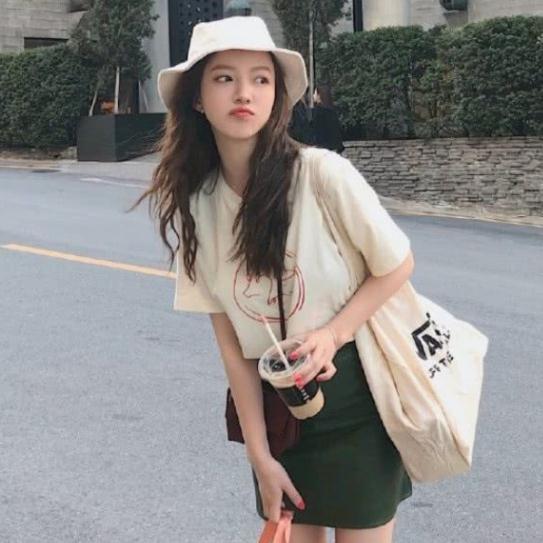 街拍小姐姐再次帶火墨汁褲，穿出了更另類顯瘦