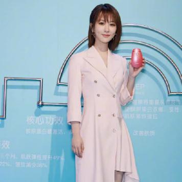 楊紫穿上一襲粉色西裝裙亮相，各種元素都能完美hold住