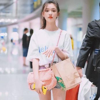 林允穿搭香蕉鞋現(xiàn)身機場，還是很少女的呢