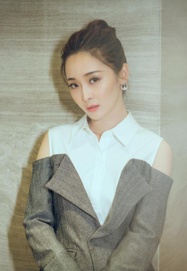 《怒海潛沙》她演阿寧，換上時裝卻像變了個人，都認不出來了