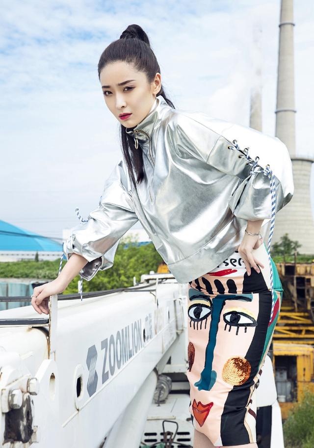 《怒海潛沙》她演阿寧，換上時裝卻像變了個人，都認不出來了