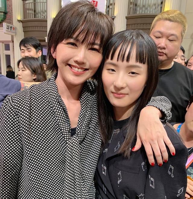 張鈺琪最新時(shí)尚大片致敬約翰列儂，挑戰(zhàn)男裝造型萌酷可愛(ài)