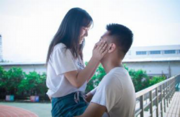 摟女朋友的正確姿勢(shì)圖，摟女朋友的腰和肩膀的區(qū)別