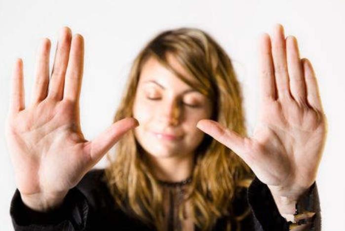 女生嘴上拒絕你的表現(xiàn)，一個女人拒絕你最明顯的表現(xiàn)