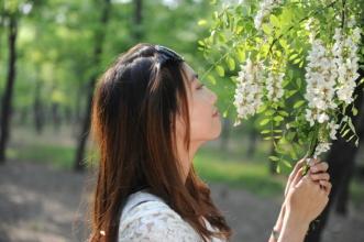 女人避開男人目光原因，女人有意避開你的目光眼神