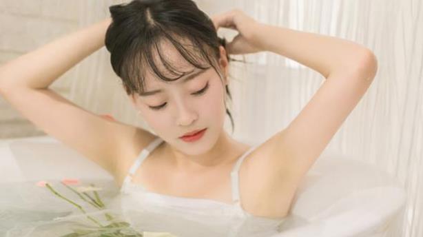 女人洗澡太久是潔癖嗎，女人為什么洗澡會(huì)洗那么久呢